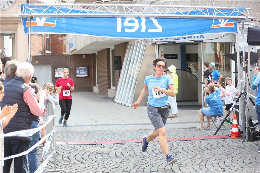 1263 Läuferinnen und Läufer waren beim 22. Werner Stadtlauf über die verschiedenen Distanzen gemeldet. David Schafflick (Running Crew Münster) holte sich den Sieg über die Fünf- und Zehn-Kilometer-Distanz.