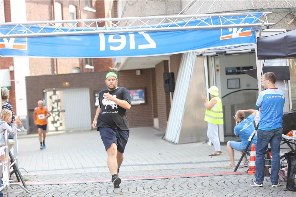 1263 Läuferinnen und Läufer waren beim 22. Werner Stadtlauf über die verschiedenen Distanzen gemeldet. David Schafflick (Running Crew Münster) holte sich den Sieg über die Fünf- und Zehn-Kilometer-Distanz.