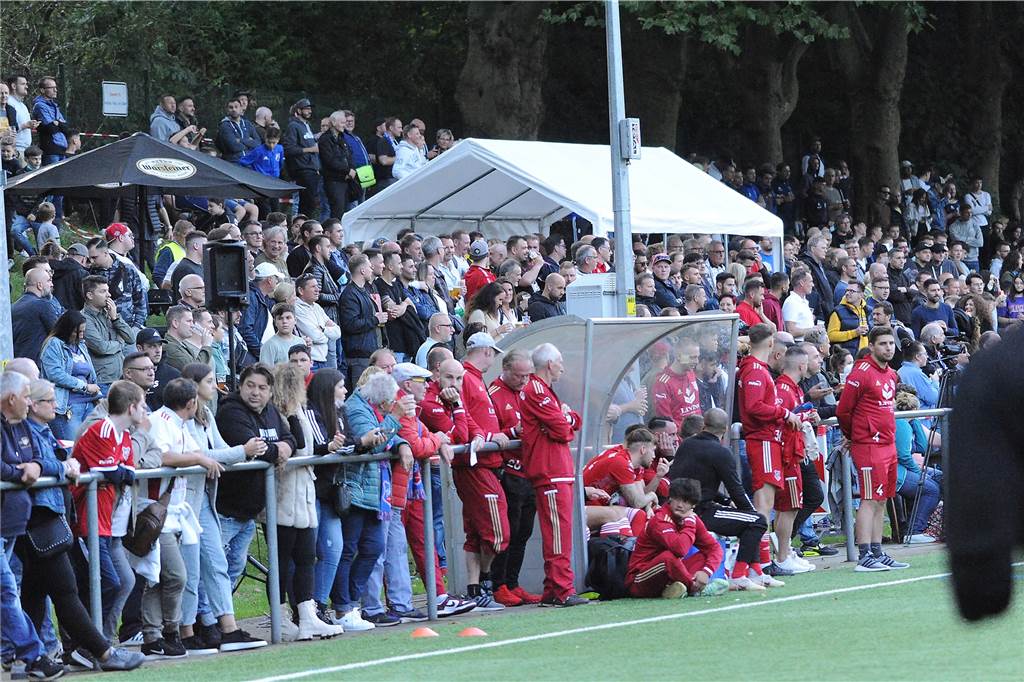 Wacker Obercastrop hält gut dagegen gegen TuS Bövinghausen 1269 zahlende Zuschauer waren in der Erin-Kampfbahn beim Westfalenliga-Topspiel von Wacker Obercastrop gegen den TuS Bövinghausen.