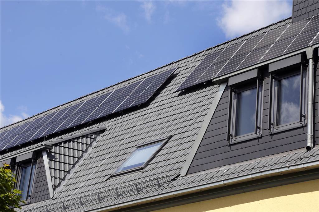 Solaranlage des HBBK ist fertig: Es fehlt aber noch eine entscheidende Kleinigkeit 128 Module umfasst die Photovoltaikanlage auf dem Dach des Berufskollegs.