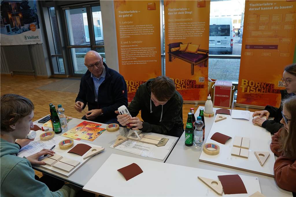 Firmenchefs sitzen an einem Tisch.