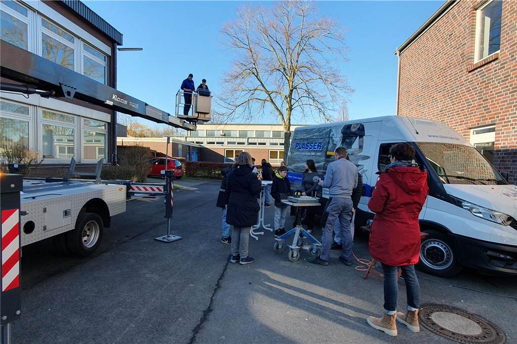 Blick auf die Straße vor der Profilschule.