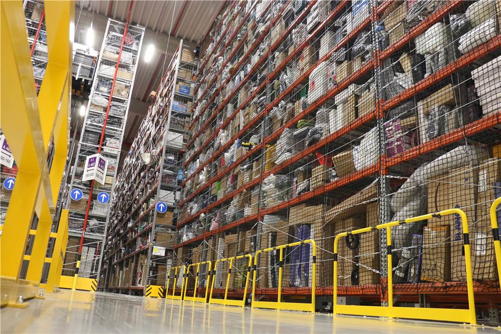 Von der Bestellung bis zur Auslieferung - So ist der Weg des Pakets bei Amazon 13 Meter hoch sind die Regale bei Amazon.