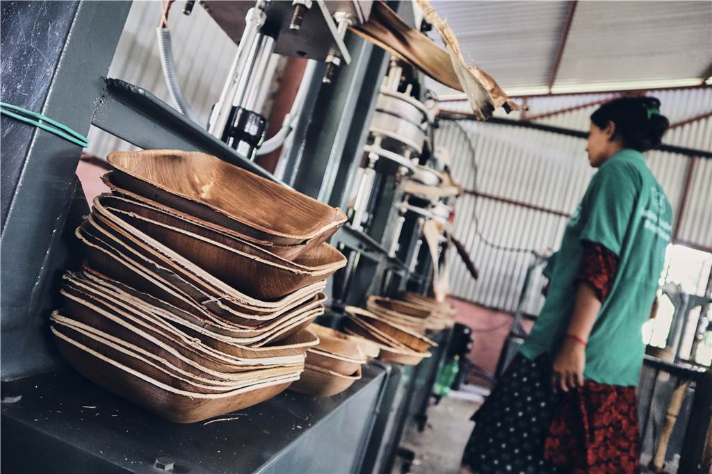 Geschirr steckt in Nepal fest: Gründer aus Dorsten starten Crowdfunding 13 Mitarbeiterinnen beschäftigt Pleta in der Produktion in Nepal.
