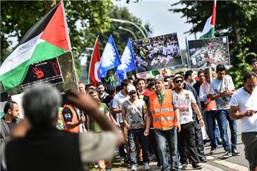 130 und 150 Menschen demonstrierten am Samstagnachmittag in Vreden friedlich für ein Ende der israelischen Militäroffensive im Gazastreifen. Sie nutzten die zweistündige Veranstaltung, um auf die Konflikte in Palästina aufmerksam zu machen.