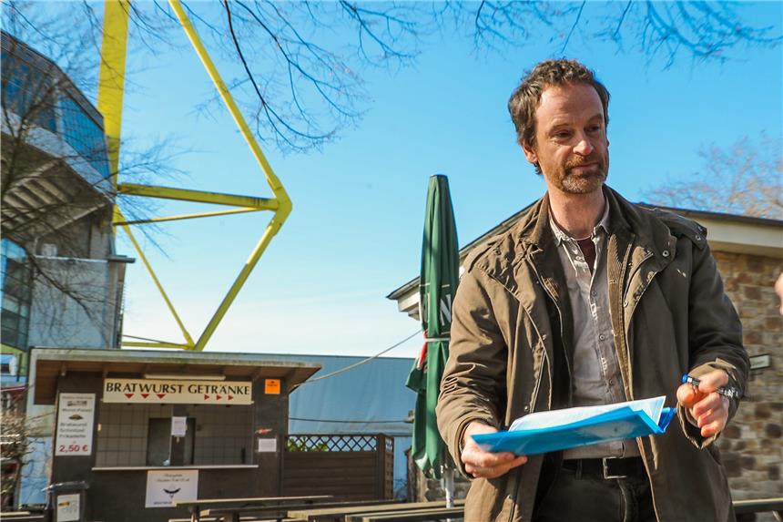 Sendetermin für nächsten Dortmund-Tatort steht fest 13.03.2017 Dortmund City - Tatort Dreh Dortmund am Set im Stadion Rote Erde neben dem Signal Iduna Park vom BVB fuer den Tatort Tollwut mit Peter Faber alias Joerg Hartmann, Martina Boenisch alias Anna Schudt u Nora Dalay alias Aylin Tezel - Foto Stephan Schuetze