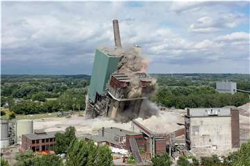 135 Kilogramm Sprengstoff haben Kesselhaus (grün), Schornstein und Bunkerschwerbau zum Zusammensturz gebracht.