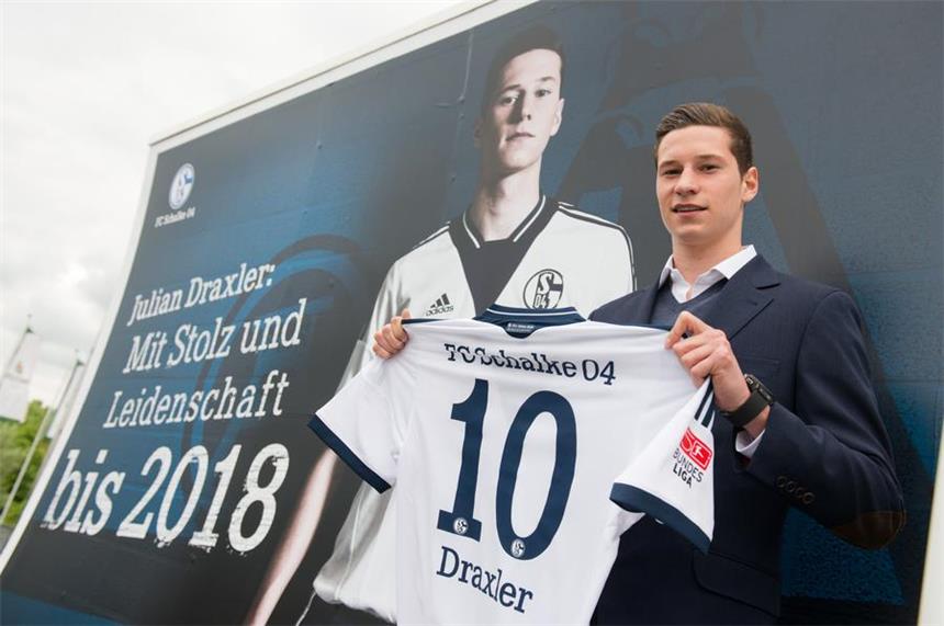 Draxlers brisante Rückkehr in sein "Wohnzimmer" 14 Jahre spielte Julian Draxler für Schalke 04, seine Vertragsverlängerung im Jahr 2013 verkündeten die Königsblauen stolz. Draxler wechselte zwei Jahre später nach Wolfsburg – weit vor seinem Vertragsende auf Schalke.