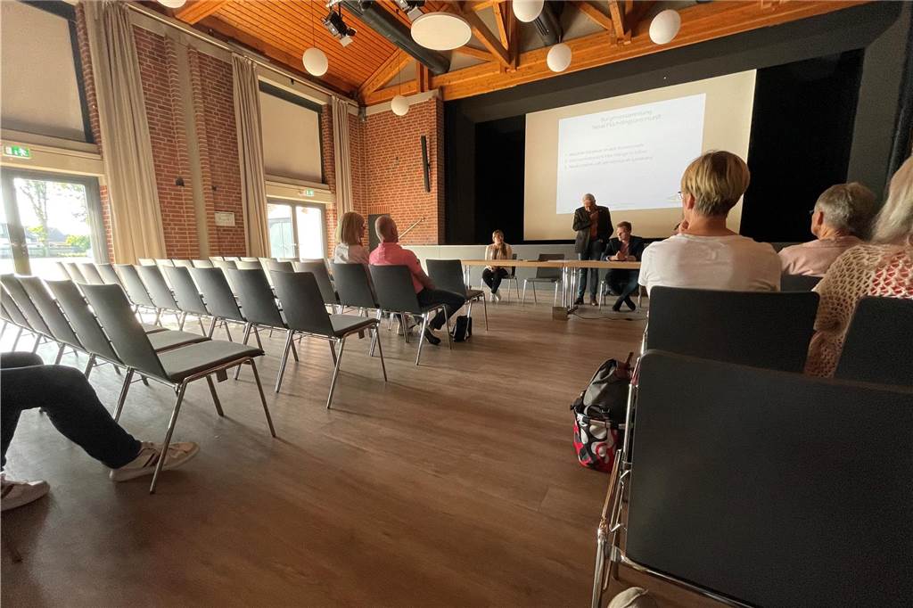 Versammlung zu Flüchtlingsunterkunft: Diskussion um Verkehr, Plätze und Herausforderungen Die spärlich besetzte Stadthalle bei der Bürgerversammlung zur geplanten Flüchtlingsunterkunft.