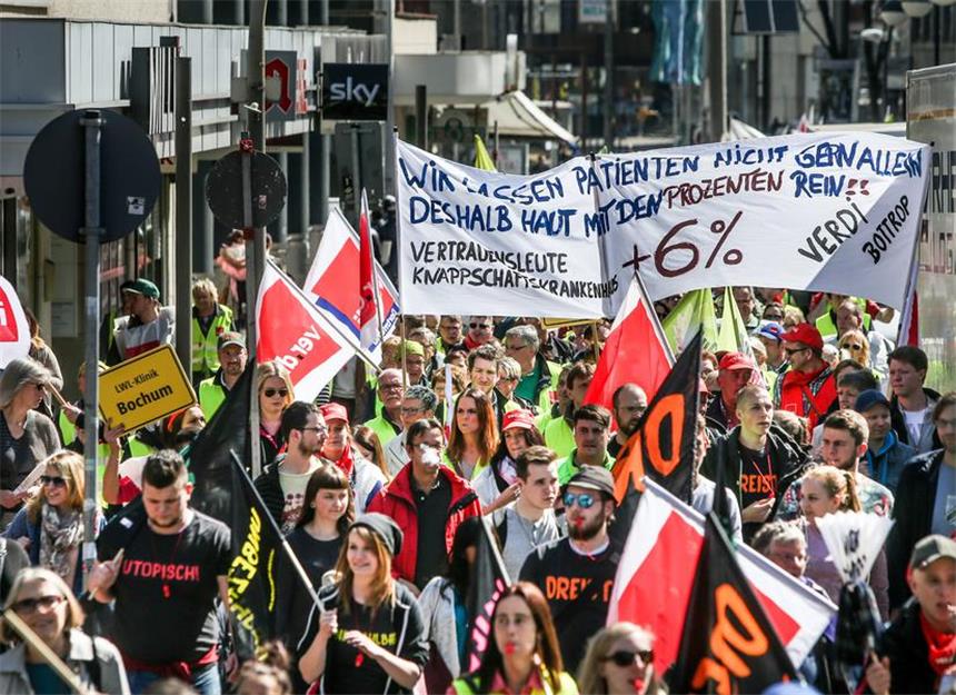 Warnstreik in Krankenhäusern - 1400 Streikende auf der Straße 1400 Krankenhaus-Mitarbeiter zogen am Donnerstag demonstrierend durch die Dortmunder Innenstadt.