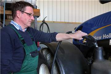 146 Liter Diesel fasst der Tank des Treckers von Landwirt Ludger Winkelkotte.