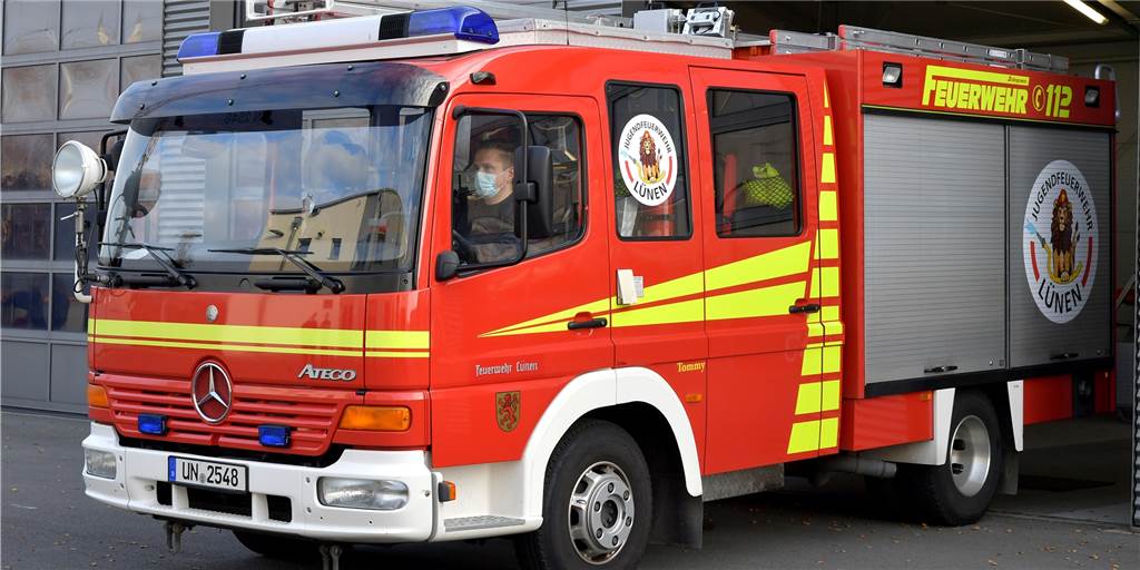 Freitagmorgen: Früher Einsatz der Lüner Feuerwehr an Grundschule 15 Einsatzkräfte der Feuerwehr rückten schon am frühen Freitagmorgen zur Kreisstraße in Lünen aus.