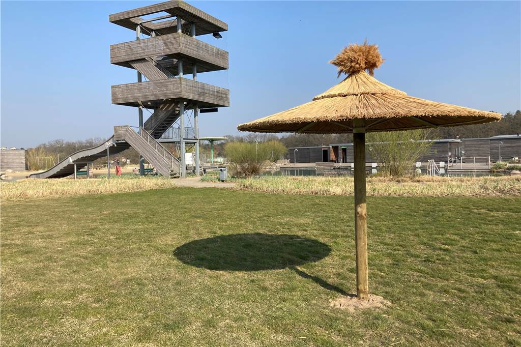 15 feste Sonnenschirme mit einem Strohdach werden bis zum Start der Badesaison noch aufgestellt.