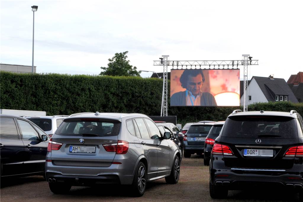 Autokino Stadtlohn: Spannender Auftakt und romantische Atmosphäre 150 Autos passen vor die Leinwand im alten Berkelstadion. Der Andrang bei den ersten Vorstellungen war groß.