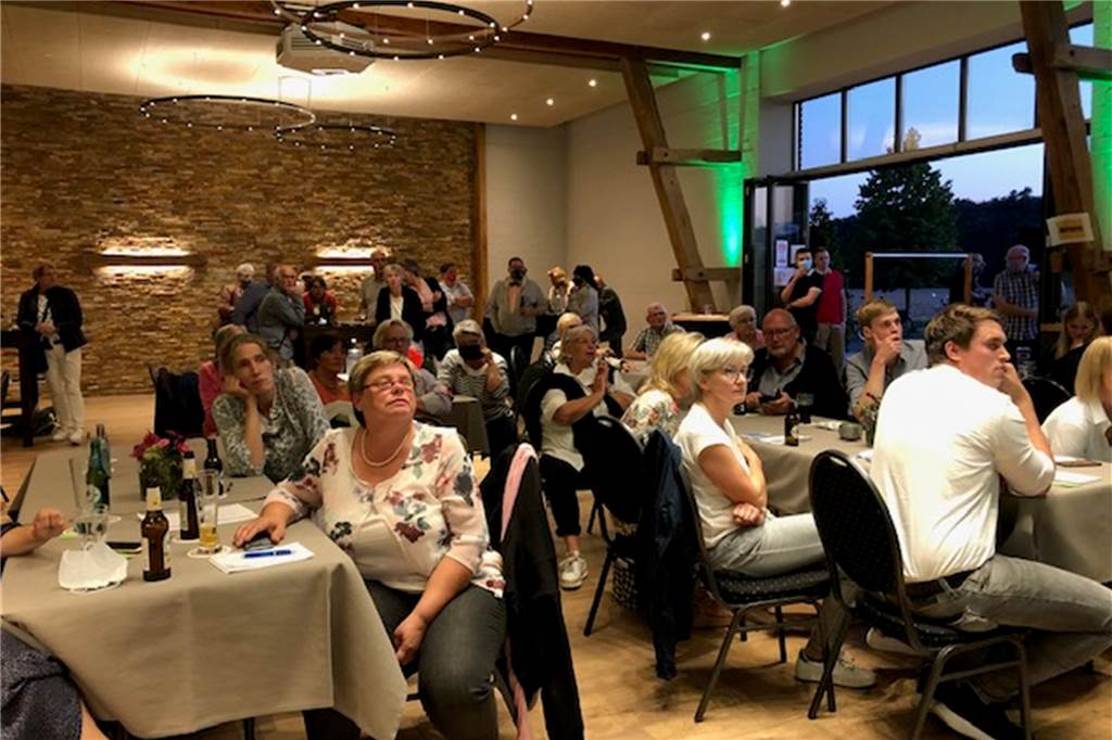 Thomas Stohldreier wird neuer Bürgermeister, CDU verliert absolute Mehrheit 150 Besucher verfolgten den Ausgang der Wahl auf der Wahlparty in Frenkings Tenne.