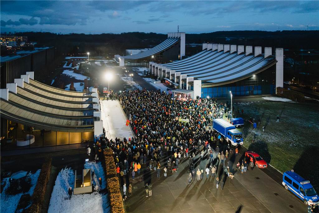 1500 Teilnehmer waren in der Spitze bei der Demo gegen Rechtsextremismus am Rathaus Castrop-Rauxel am 18. Januar 2024.