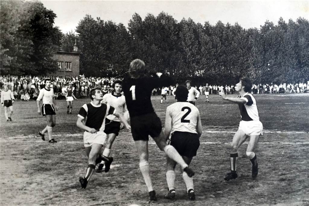 Heute ein Garagenhof: So ging es mit dem Fischerhof in Werne bergab 1500 Zuschauer zählte das Lippestadion aus dem Jahre 1971 bei dem Spiel zwischen VfL Werne und Bundesligisten Borussia Dortmund: von l. Rasovic, Schäper, Mietz, Bertram, Peehs, Schütz und Langer.