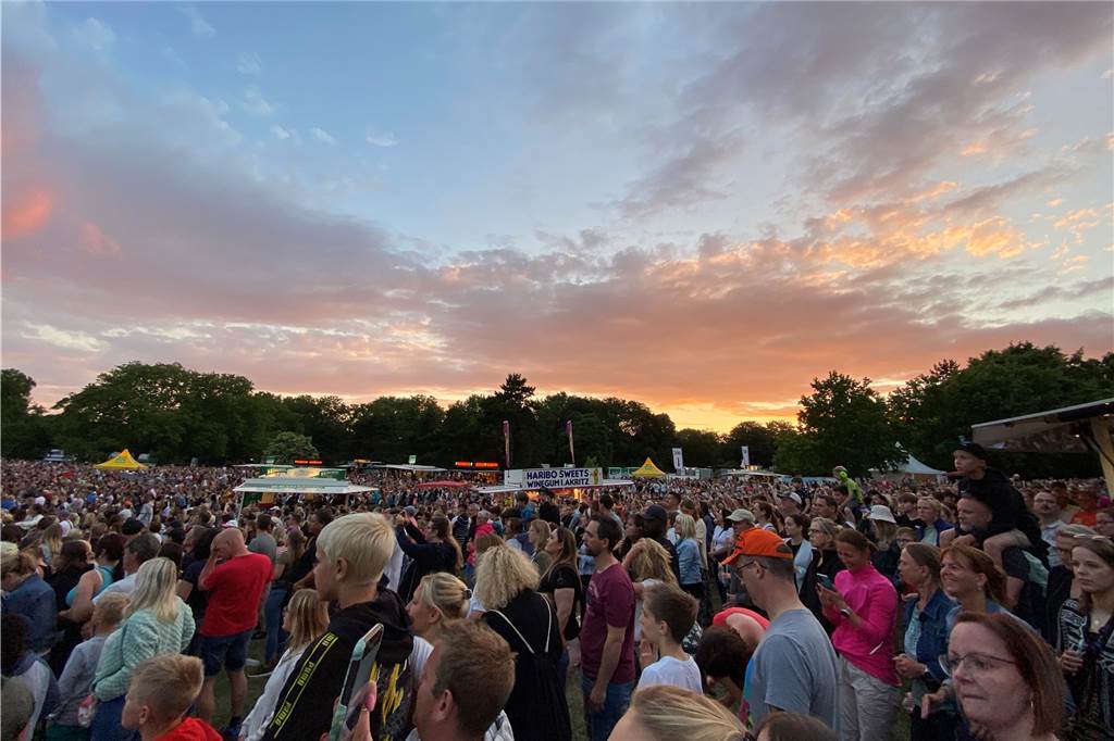 Spektakuläre Show: Warum sitzt Mark Forster auf einer Leiter im Publikum? 15.000 Dortmunder feierten am Sonntagabend bei bestem Wetter mit Mark Forster im Westfalenpark.