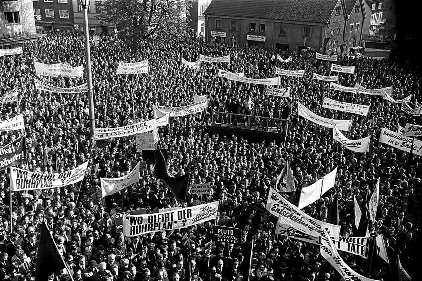 „Hansa muss leben!“ Als Huckarde seine Zeche verteidigte 15000 Menschen kamen zum Protest am 21. Oktober 1967 auf den Huckarder Marktplatz.