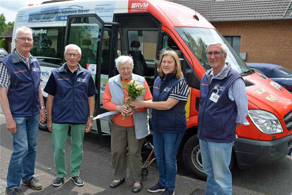 Bürgerbusverein Olfen feiert Jubiläum: Seit 25 Jahren fahren Bürger Bürger 155.555 Fahrgäste hatte der Bürgerbusverein Olfen am 15. Mai 2022 bereits befördert. Als Jubiläumsgast stieg Toni Ahmann (Mitte) ein. Sie nutzt den Bürgerbus zweimal pro Woche für Fahrten zu Begegnungsstätten.