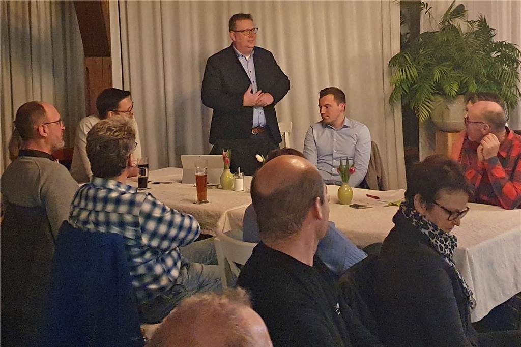 Jahres-Treffen von Herbern Parat: Ausweitung der Taxibus-Linie geplant 16 Fragen lang war der Katalog, den die Mitglieder für Bürgermeister Thomas Stohldreier (stehend) zusammengetragen hatten.