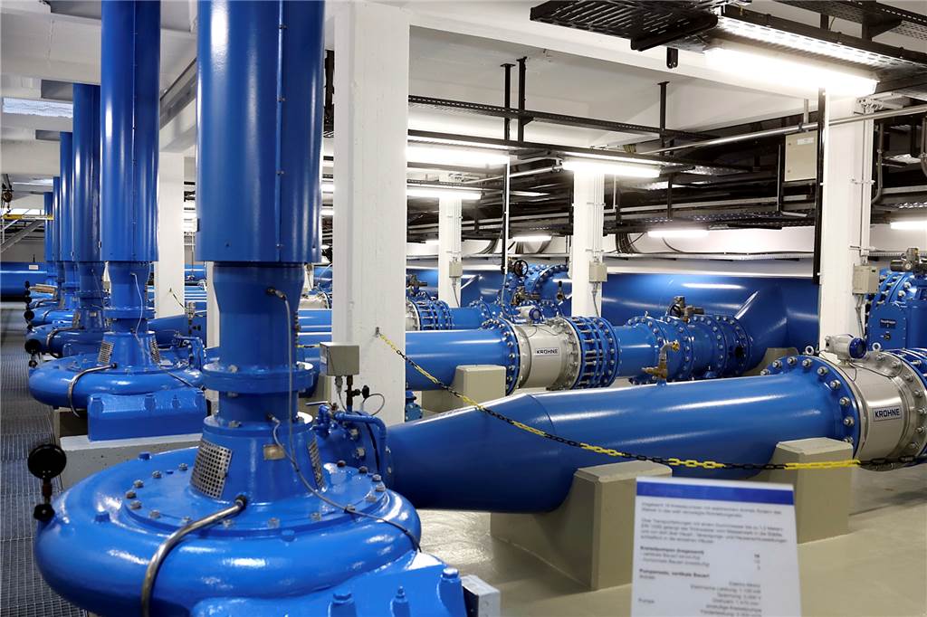 Gelsenwasser spendet 5000 Kubikmeter Wasser für das Stadtgrün 16 Kreiselpumpen versorgen vom Wasserwerk Haltern aus der nördliche Ruhrgebiet und südliche Münsterland mit Trinkwasser.