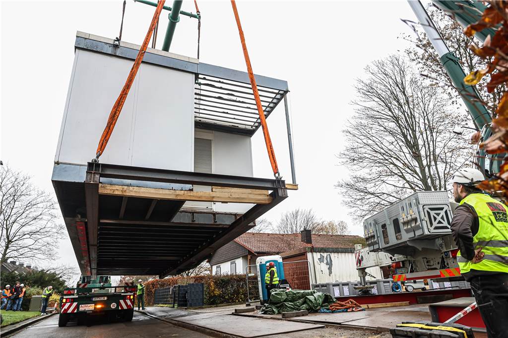 Ein Haus fliegt durch die Luft: Hoesch-Stahlhaus geht auf die Reise Ein schweres Stahlhaus hängt in Dortmund an einem Kran.