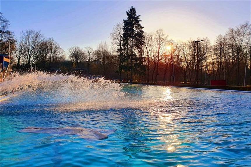 Wasser marsch im Elsebad: Saisoneröffnung in knapp zwei Wochen? 1600 Kubikmeter Wasser sind drin im Becken des Elsebads.