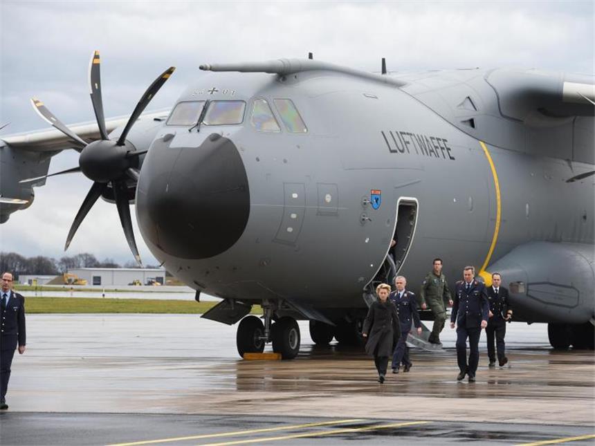 Airbus-Chef Enders entschuldigt sich für A400M-Pannen 161 Mängel hat das Verteidigungsministerium beim ersten A400M der Bundeswehr gefunden. Foto: Holger Hollemann/Archiv