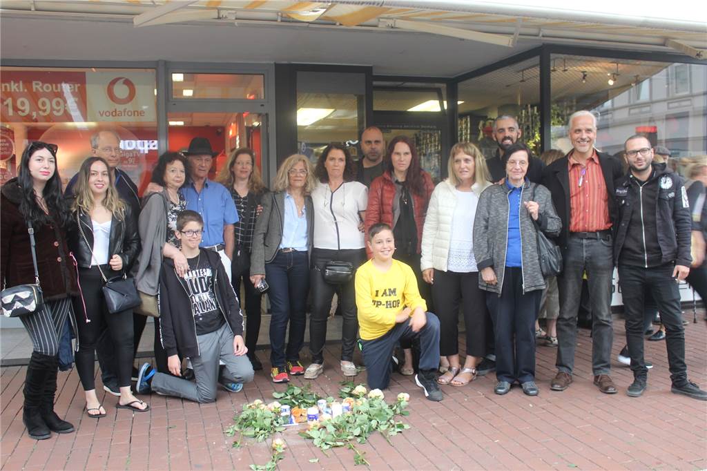 Geschichte hinter den Stolpersteinen: Eine starke Familie kehrt zu ihren Wurzeln zurück 17 lebende Nachkommen von Gustav und Emmi Eisenstein waren aus Israel und verschiedenen deutschen Städten angereist.