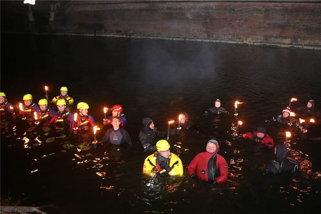 Neujahrsschwimmen in Ahaus: 18 Taucher stiegen mit Fackeln in die Schlossgräfte