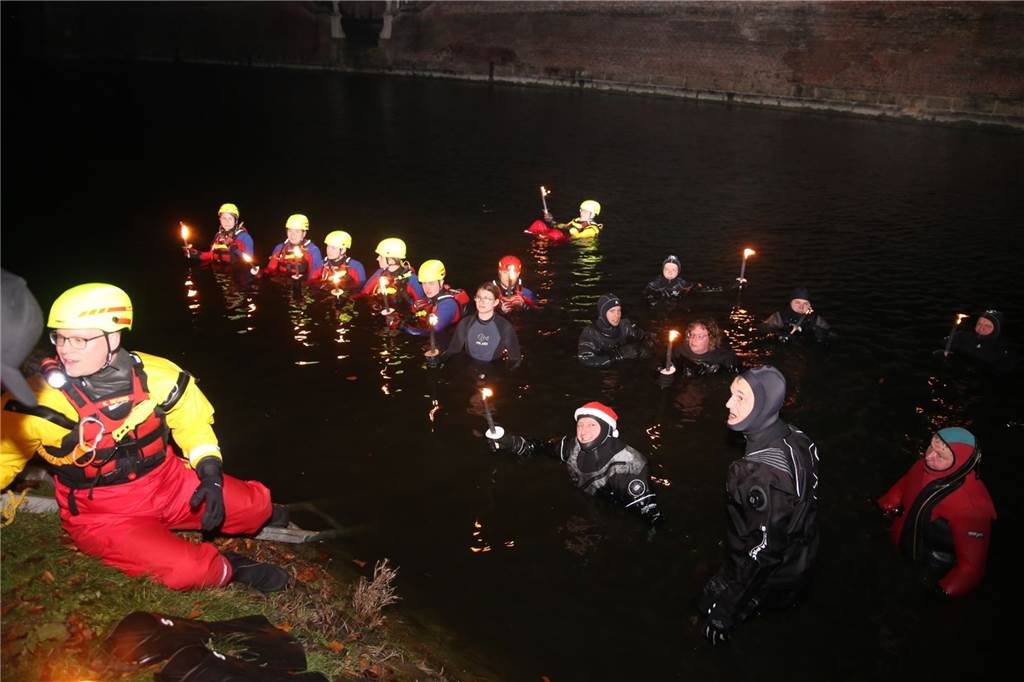 Neujahrsschwimmen in Ahaus: 18 Taucher stiegen mit Fackeln in die Schlossgräfte