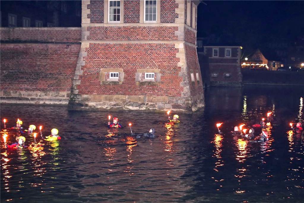 Neujahrsschwimmen in Ahaus: 18 Taucher stiegen mit Fackeln in die Schlossgräfte