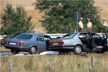 18. August 1988: Der Fluchtwagen der Geiselnehmer (r), der von einem Mercedes der Polizei auf der Autobahn A3 bei Bad Honnef gestoppt wurde. Foto: Franz-Peter Tschauner