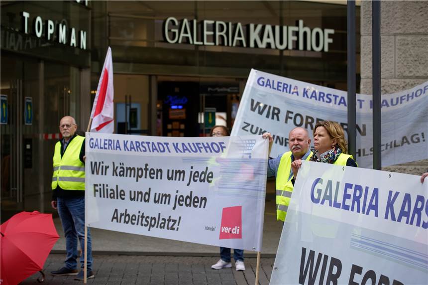 Galeria Karstadt Kaufhof schließt 18 Filialen in NRW - Diese Häuser sind betroffen 18 Filialen in NRW sollen geschlossen werden. Kaufhof- und Karstadt-Mitarbeiter protestierten am Freitag.