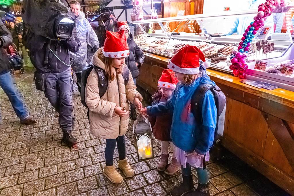 Weihnachtsmarkt Dortmund 2023: Die besten Fotos der feierlichen Baum-Erleuchtung 18 Kinder der Schaustellerinnen und Schausteller haben das von Oberbürgermeister Thomas Westphal übergebene Licht zum Riesen-Weihnachtsbaum gebracht.