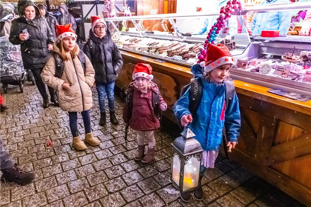 18 Kinder der Schaustellerinnen und Schausteller haben das von Oberbürgermeister Thomas Westphal übergebene Licht zum Riesen-Weihnachtsbaum gebracht.