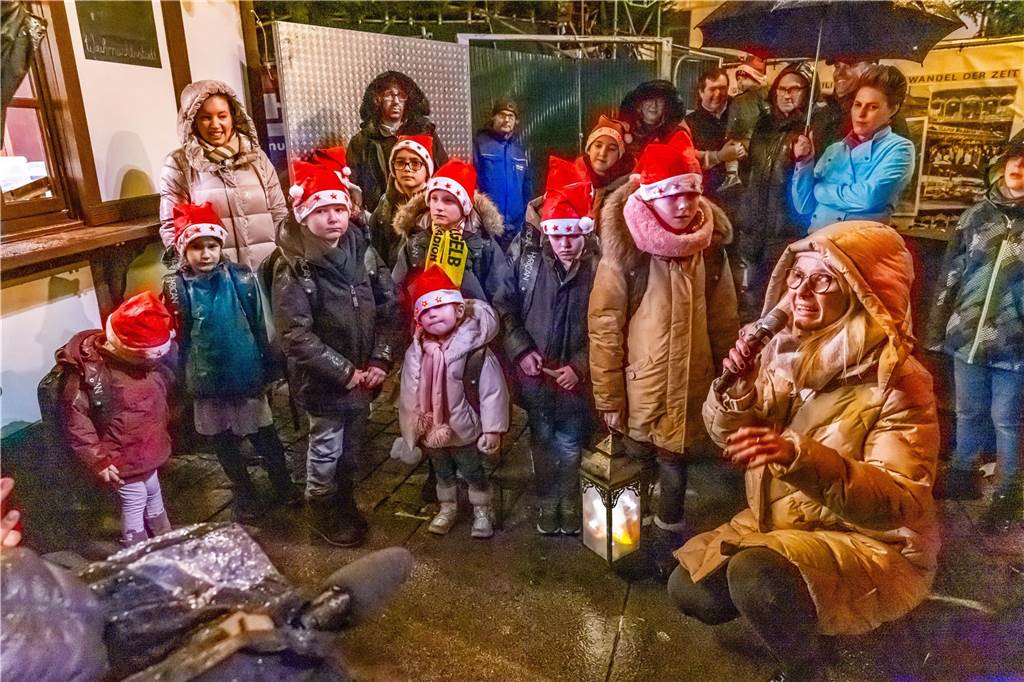 18 Kinder der Schaustellerinnen und Schausteller haben das von Oberbürgermeister Thomas Westphal übergebene Licht zum Riesen-Weihnachtsbaum gebracht.