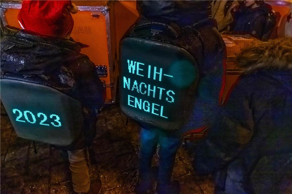 18 Kinder der Schaustellerinnen und Schausteller haben das von Oberbürgermeister Thomas Westphal übergebene Licht zum Riesen-Weihnachtsbaum gebracht.