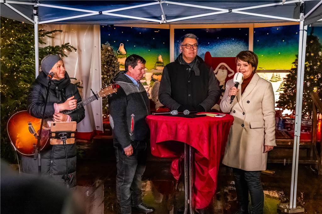 18 Kinder der Schaustellerinnen und Schausteller haben das von Oberbürgermeister Thomas Westphal übergebene Licht zum Riesen-Weihnachtsbaum gebracht.