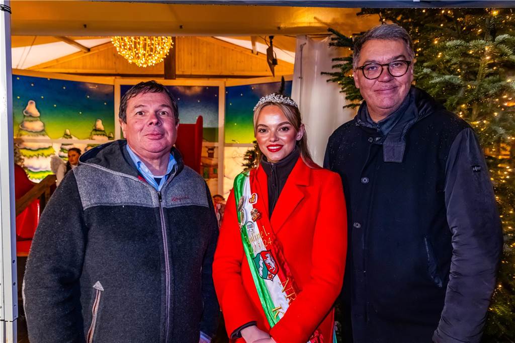 18 Kinder der Schaustellerinnen und Schausteller haben das von Oberbürgermeister Thomas Westphal übergebene Licht zum Riesen-Weihnachtsbaum gebracht.