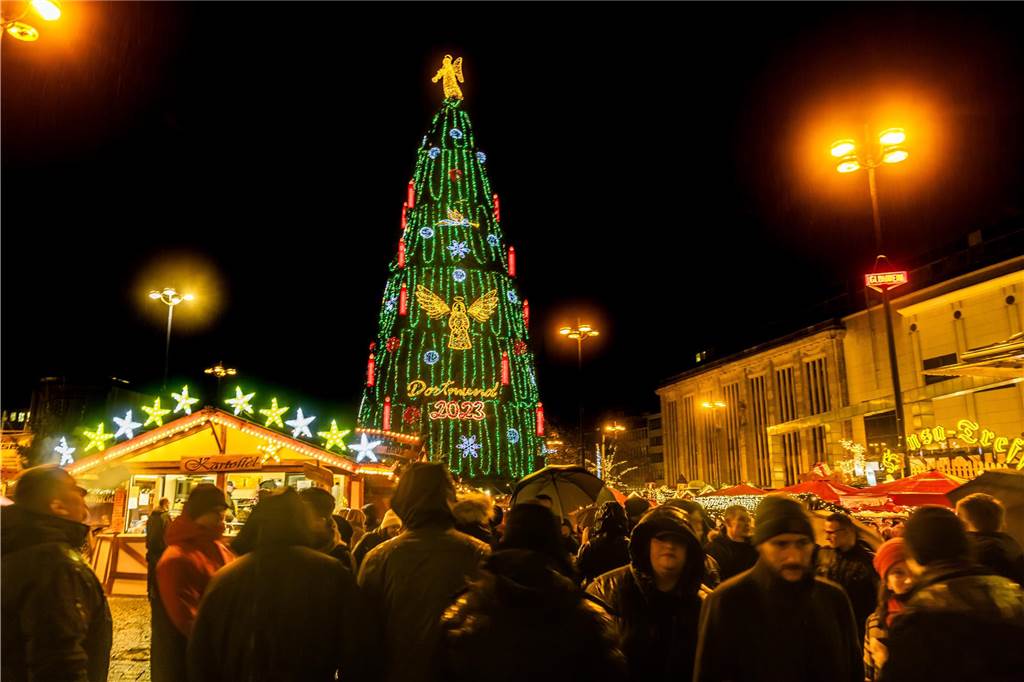 18 Kinder der Schaustellerinnen und Schausteller haben das von Oberbürgermeister Thomas Westphal übergebene Licht zum Riesen-Weihnachtsbaum gebracht.