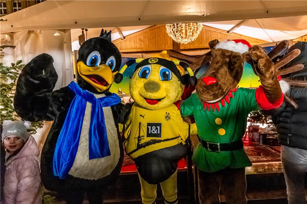 18 Kinder der Schaustellerinnen und Schausteller haben das von Oberbürgermeister Thomas Westphal übergebene Licht zum Riesen-Weihnachtsbaum gebracht.