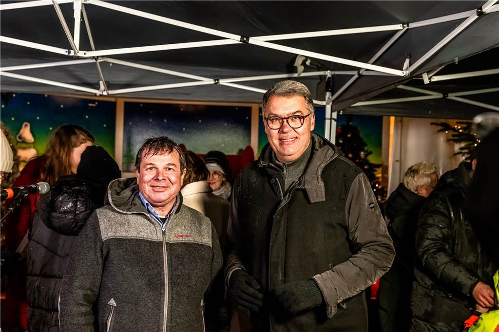 18 Kinder der Schaustellerinnen und Schausteller haben das von Oberbürgermeister Thomas Westphal übergebene Licht zum Riesen-Weihnachtsbaum gebracht.