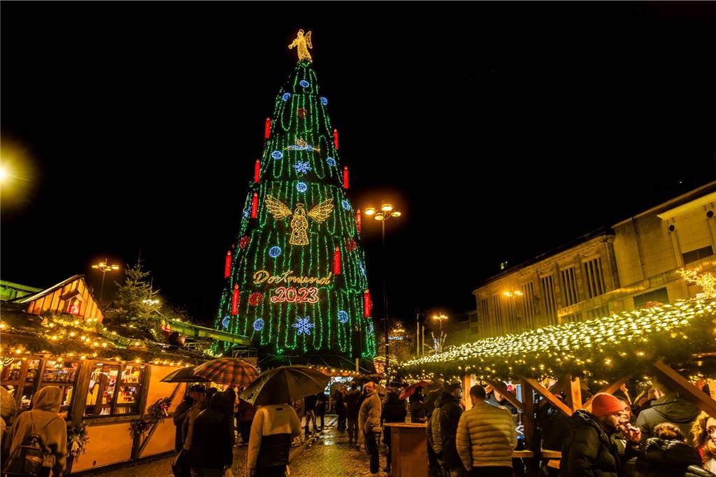 18 Kinder der Schaustellerinnen und Schausteller haben das von Oberbürgermeister Thomas Westphal übergebene Licht zum Riesen-Weihnachtsbaum gebracht.