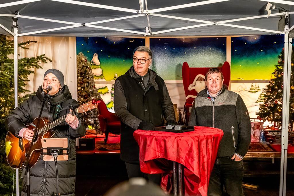 18 Kinder der Schaustellerinnen und Schausteller haben das von Oberbürgermeister Thomas Westphal übergebene Licht zum Riesen-Weihnachtsbaum gebracht.