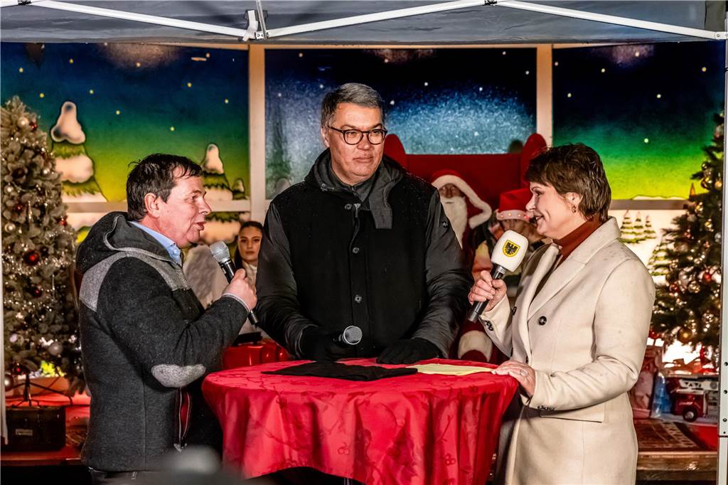 18 Kinder der Schaustellerinnen und Schausteller haben das von Oberbürgermeister Thomas Westphal übergebene Licht zum Riesen-Weihnachtsbaum gebracht.