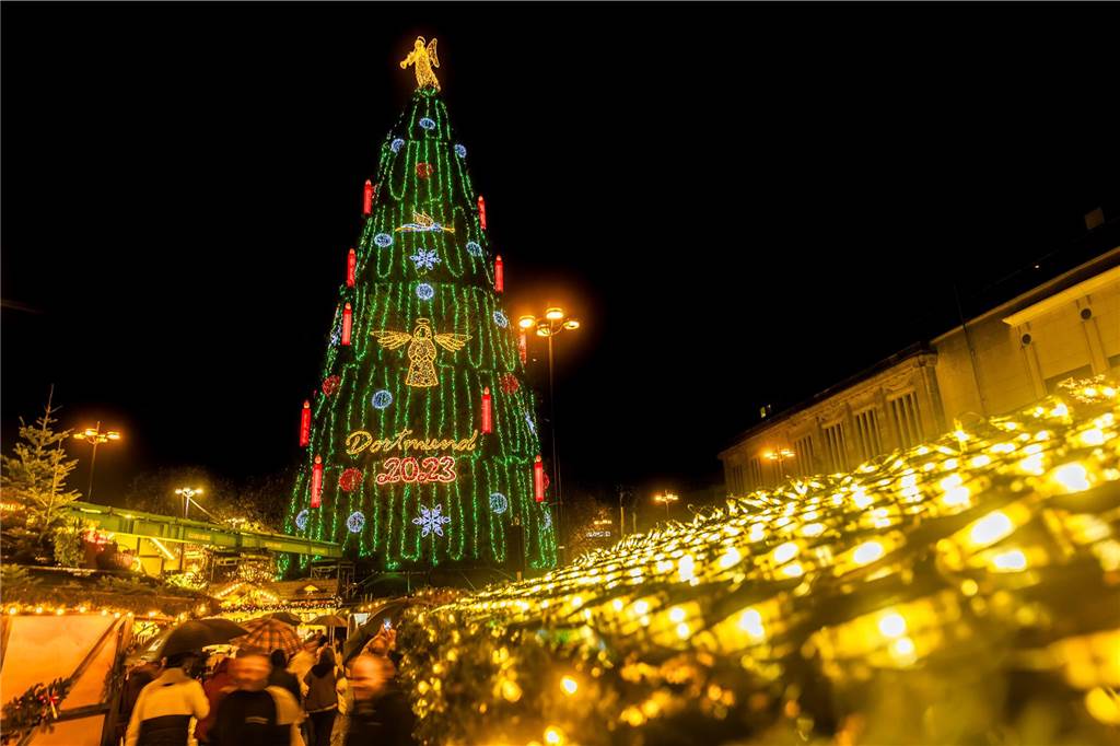 18 Kinder der Schaustellerinnen und Schausteller haben das von Oberbürgermeister Thomas Westphal übergebene Licht zum Riesen-Weihnachtsbaum gebracht.