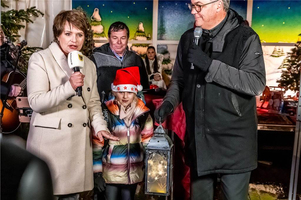 18 Kinder der Schaustellerinnen und Schausteller haben das von Oberbürgermeister Thomas Westphal übergebene Licht zum Riesen-Weihnachtsbaum gebracht.