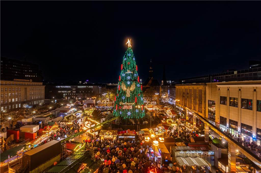 18 Kinder der Schaustellerinnen und Schausteller haben das von Oberbürgermeister Thomas Westphal übergebene Licht zum Riesen-Weihnachtsbaum gebracht.